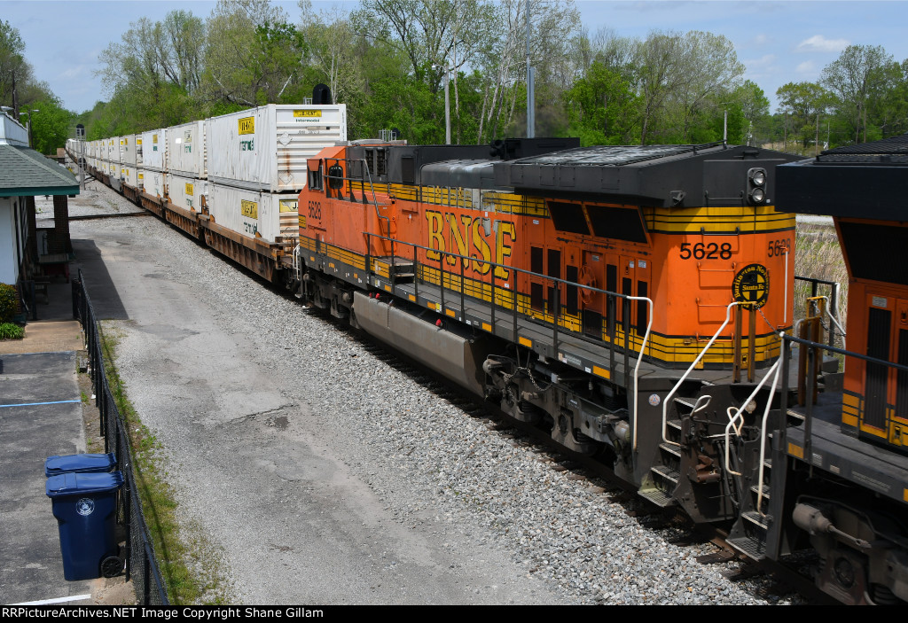 BNSF 5628 Roster shot.